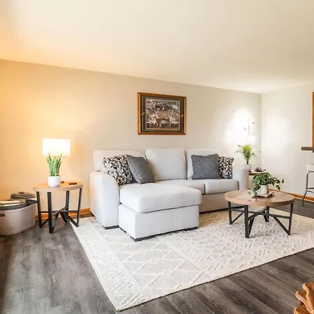 1 Block To Lambeau 3 Bedroom Sleeps 6 Pet-Friendly